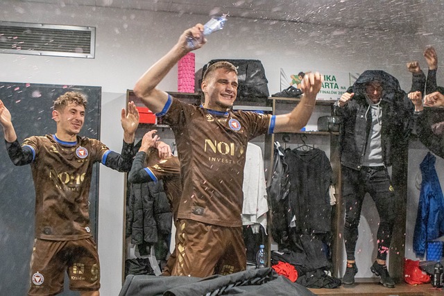 更凭借不断 更凭借不断